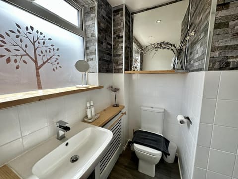 Fantastic 2-Bed House with Parking - Hosted by Hutch Lifestyle Vacation rental in Royal Leamington Spa