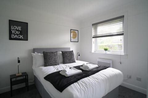 2 BDR Flat By Caledonia Luxe Stays Short Lets & Serviced Accommodation Glasgow Apartment in Glasgow