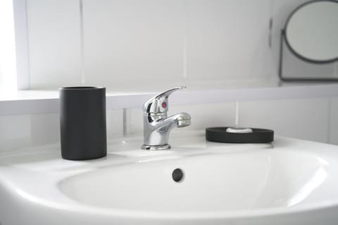 2 BDR Flat By Caledonia Luxe Stays Short Lets & Serviced Accommodation Glasgow Apartment in Glasgow