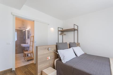 Insula Felix - Deluxe Double or Twin Room with Lake View Hotel in Lake Garda