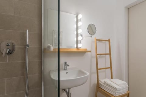 Insula Felix - Deluxe Double or Twin Room with Lake View Hotel in Lake Garda