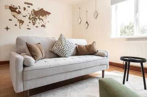 Metropolitan - 203 Millbrook Road Apartment in Southampton