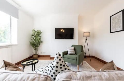 Metropolitan - 203 Millbrook Road Apartment in Southampton