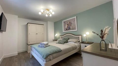 Elegant Luxury Apartment with Bike Store -Sleeps 4 Apartment in Wick