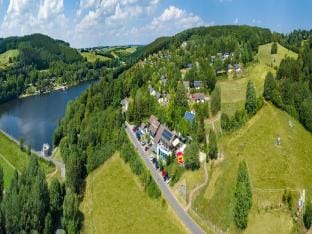 Single-Level Bungalow by Reservoir Vacation rental in Vulkaneifel