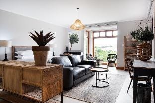 Avemore Manor House with Backup power Vacation rental in Stellenbosch