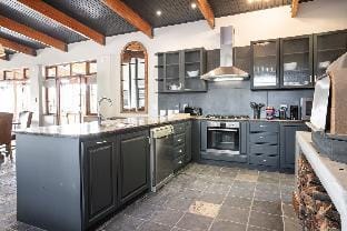 Avemore Manor House with Backup power Vacation rental in Stellenbosch