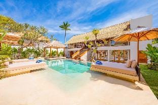 Villa Atlanta - New Luxury 7BDR, Prime Location Villa in Kuta