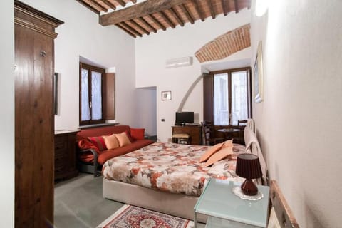 Superior king room: "Mecenate" Apartment in Arezzo