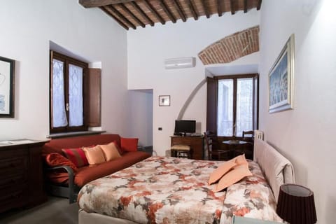 Superior king room: "Mecenate" Apartment in Arezzo
