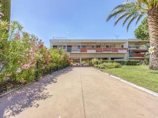 Delightful Apartment in Saint Tropez with Swimming Pool Apartment in Saint-Tropez