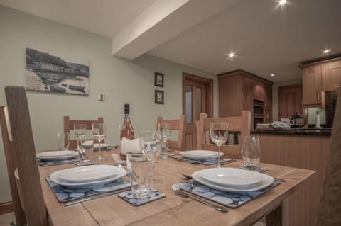 Llais Afon - 3 Bedroom Holiday Home - Fishguard Apartment in Fishguard