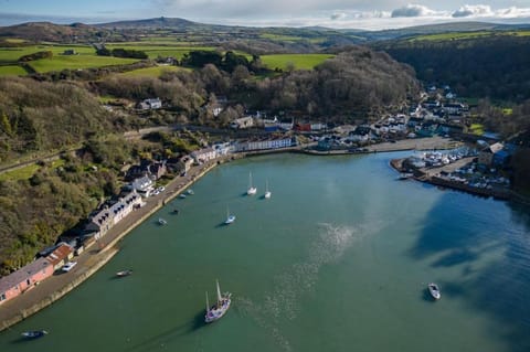 Llais Afon - 3 Bedroom Holiday Home - Fishguard Apartment in Fishguard