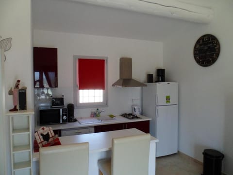 Gite LE PETIT LUBERON COQUELICOT Apartment in Gordes
