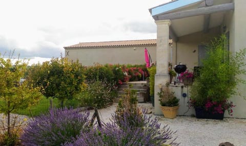 Gite LE PETIT LUBERON COQUELICOT Apartment in Gordes