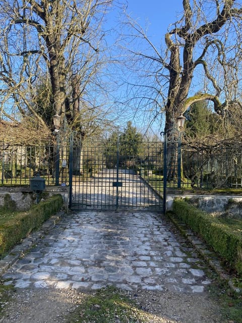 LES DOUVES, charmante dépendance du château Vacation rental in Île-de-France