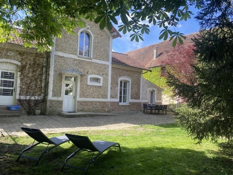 LES DOUVES, charmante dépendance du château Vacation rental in Île-de-France