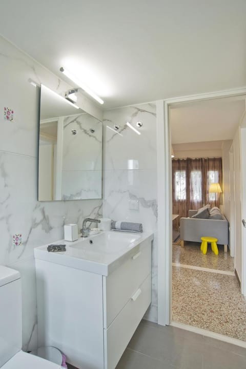 Athina 2BR Apt, Fully Equipped, Kitchen, AC, WiFi Apartment in Chalandri