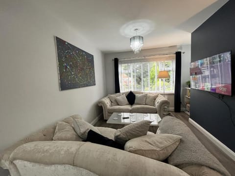 Modern 3-bed stay-away-home sleeps 6 nr Manchester Vacation rental in Prestwich