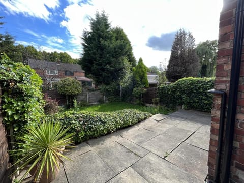 Modern 3-bed stay-away-home sleeps 6 nr Manchester Vacation rental in Prestwich