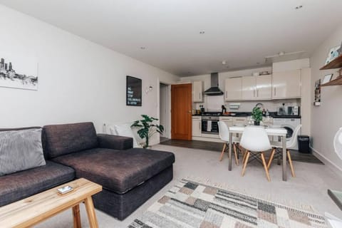 Central Modern Flat, Sleeps 6 - Dedicated Parking - From £125 Per Night Apartment in Henley-on-Thames