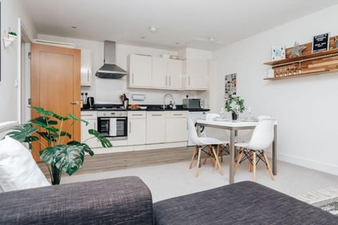 Central Modern Flat, Sleeps 6 - Dedicated Parking - From £125 Per Night Apartment in Henley-on-Thames