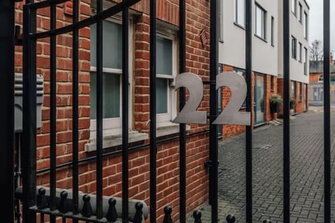 Central Modern Flat, Sleeps 6 - Dedicated Parking - From £125 Per Night Apartment in Henley-on-Thames