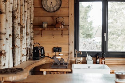 Cabane à l'Ombre des Charmes Vacation rental in Wallonia, Belgium