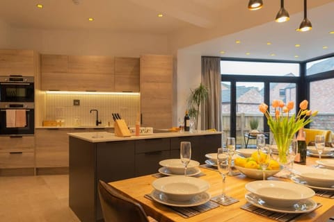 Escape 2 Unwind At The Parade, Accommodates 10 Apartment in York