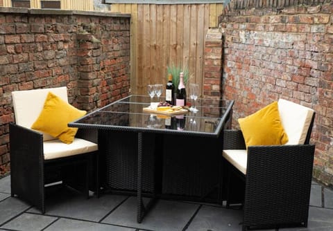 Escape 2 Unwind At The Parade, Accommodates 10 Apartment in York