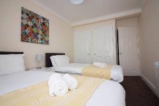 StayZo Penthouse Accommodation 2- Premier Lodge Apartment in Southampton