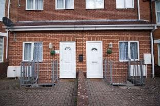 StayZo Penthouse Accommodation 2- Premier Lodge Apartment in Southampton