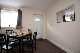 StayZo Penthouse Accommodation 2- Premier Lodge Apartment in Southampton