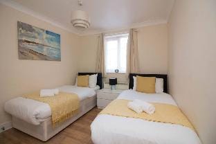 StayZo Penthouse Accommodation 1- Premier Lodge Apartment in Southampton