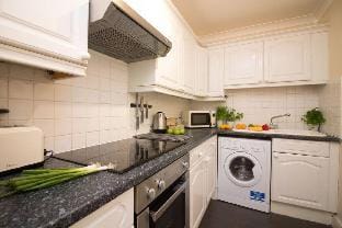 StayZo Penthouse Accommodation 1- Premier Lodge Apartment in Southampton