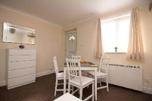 StayZo Penthouse Accommodation 1- Premier Lodge Apartment in Southampton