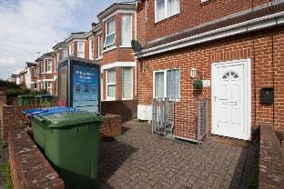 StayZo Penthouse Accommodation 1- Premier Lodge Apartment in Southampton