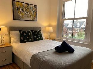 De Parys Penthouse 5 in Bedford Apartment in Bedford