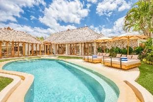 Villa Tango - New Luxurious 7BDR, Prime Location Villa in Kuta