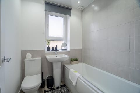 2 BDR House At Caledonia Luxe Stays Short Lets & Serviced Accommodation Knightswood Vacation rental in Glasgow