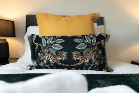 2 BDR House At Caledonia Luxe Stays Short Lets & Serviced Accommodation Knightswood Vacation rental in Glasgow