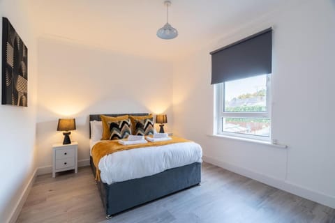 2 BDR House At Caledonia Luxe Stays Short Lets & Serviced Accommodation Knightswood Vacation rental in Glasgow
