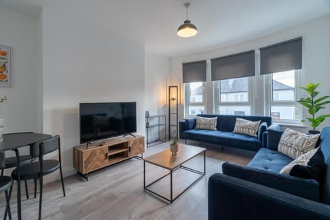 2 BDR House At Caledonia Luxe Stays Short Lets & Serviced Accommodation Knightswood Vacation rental in Glasgow