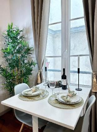 B1579 - Eiffel Tower - Chic Parisian Apartment Apartment in Paris