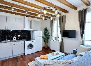 B1579 - Eiffel Tower - Chic Parisian Apartment Apartment in Paris