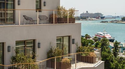Mitsis N'U Piraeus Port Hotel in Pireas
