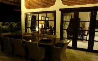 Villa Pelangi aan zee op Bali met personeel Villa in Bali