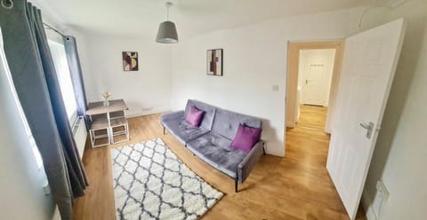 Two Bed Spacious & Modern Flat - Harlow, Essex Vacation rental in Harlow