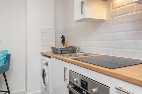 Thornhill House by Guestz Apartment in Wakefield