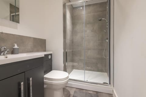 Thornhill House by Guestz Apartment in Wakefield